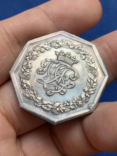 《竞宝斋》第485场 周日，周一，周二 3场连拍 （全场包邮）20级店铺 欢迎送拍 法国蓬巴杜伯爵夫人家族双狮鹫纹章八角银质代币，17.22g，32.9mm，丰饶角边铭