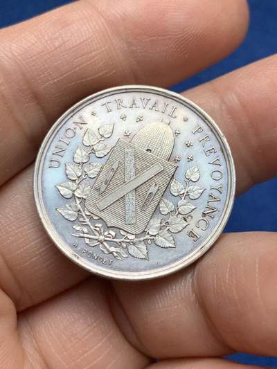 《竞宝斋》第485场 周日，周一，周二 3场连拍 （全场包邮）20级店铺 欢迎送拍 法国里昂丝绸工人互助会银质代币，13g，28.5mm，丰饶角边铭