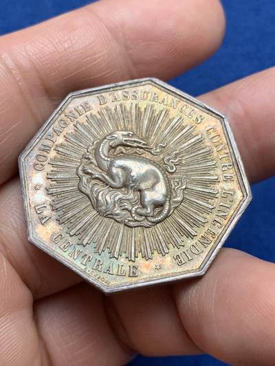 《竞宝斋》第485场 周日，周一，周二 3场连拍 （全场包邮）20级店铺 欢迎送拍 法国中央保险公司八角银质jeton，19.57g，34.1mm，蜜蜂边铭