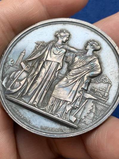 《竞宝斋》第485场 周日，周一，周二 3场连拍 （全场包邮）20级店铺 欢迎送拍 法国巴黎国家商会银章，组成法国巴黎银行的四家银行之一，47.85g，44.8mm，蜜蜂边铭