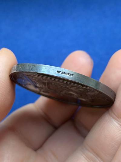 《竞宝斋》第485场 周日，周一，周二 3场连拍 （全场包邮）20级店铺 欢迎送拍 法国结婚纪念银章，32g，41.2mm，手指边铭