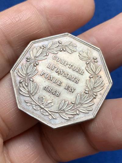 《竞宝斋》第485场 周日，周一，周二 3场连拍 （全场包邮）20级店铺 欢迎送拍 法国里昂省级银行商业安全八角银质jeton，17.81g，31.4mm，蜜蜂边铭