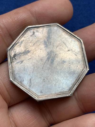 《竞宝斋》第485场 周日，周一，周二 3场连拍 （全场包邮）20级店铺 欢迎送拍 法国太阳保险公司八角银质代币，背面留白，24.84g，36.2mm，蜜蜂边铭