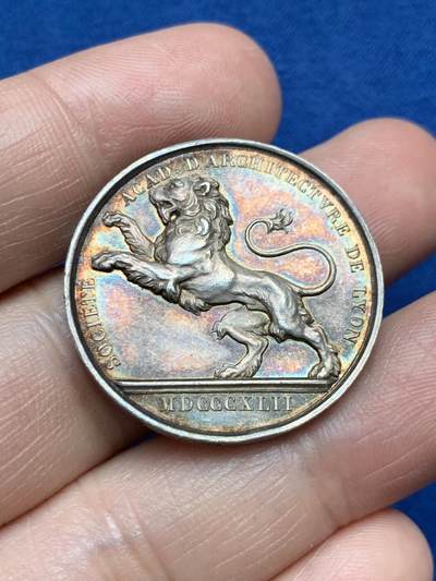 《竞宝斋》第485场 周日，周一，周二 3场连拍 （全场包邮）20级店铺 欢迎送拍 法国里昂建筑师协会银质代币，建筑师菲利贝尔·德洛姆肖像，13.83g，29.8mm，手指边铭，双面高浮雕