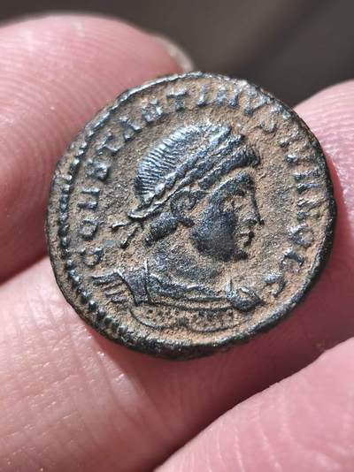 星盘世界钱币 5.2年度精品币大拍 一周年抽奖活动 美品！罗马帝国君士坦丁戎装富力小铜币，士兵护卫军旗，这种沙漠坑皮壳非常受欢迎，底板非常不错