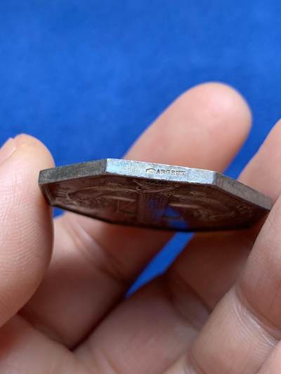 《竞宝斋》第485场 周日，周一，周二 3场连拍 （全场包邮）20级店铺 欢迎送拍 法国八角银章，巴黎兄弟会保险公司，18.93g，34.6mm，手指边铭