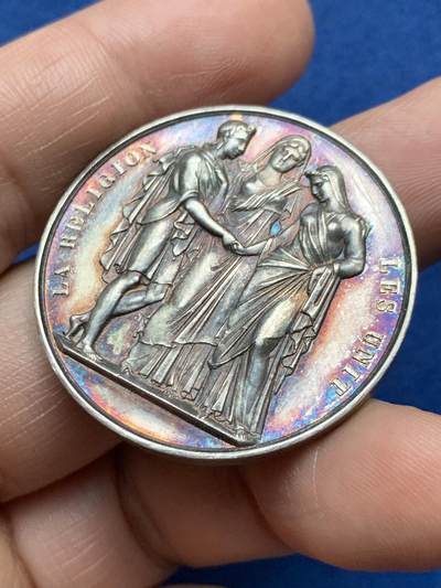 《竞宝斋》第485场 周日，周一，周二 3场连拍 （全场包邮）20级店铺 欢迎送拍 法国1872年结婚纪念银章，21.9g，36mm，船首银标。