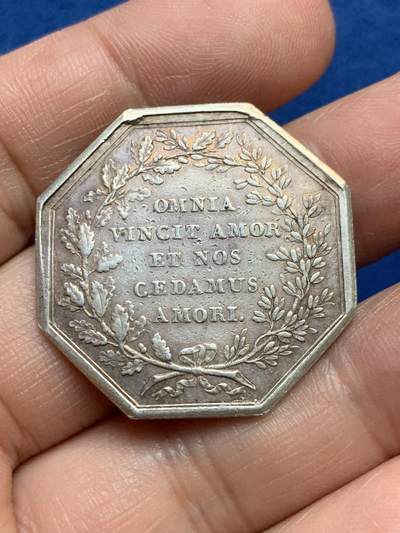 《竞宝斋》第485场 周日，周一，周二 3场连拍 （全场包邮）20级店铺 欢迎送拍 法国八角银质代币，爱情与婚姻信物，丘比特骑着狮子，“爱能战胜一切”，12.88g，32.1mm，早期无边铭，铸造风格像路易十六时期