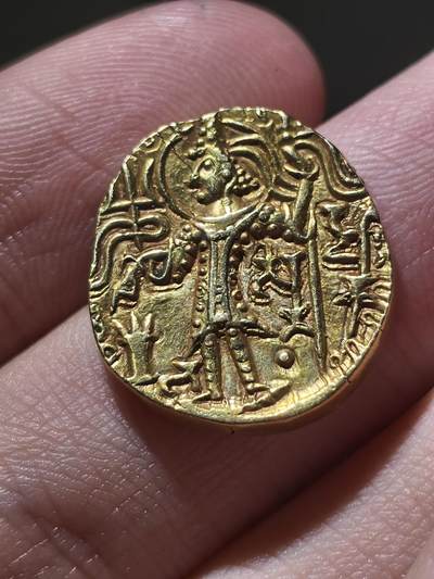 星盘世界钱币 5.2年度精品币大拍 一周年抽奖活动 典藏精品!贵霜帝国 · 夏迦（Shaka，约公元325–345年）金币第纳尔 品相：未流通（MS）采用简化贵霜币制，铸地不详。 正面：巴克特里亚文铭文模糊不清