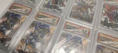 秋原瞳的小店第四十三期——年中大促！！！捡漏进货来！！！ 保粹卡德曼联名限定礼盒三国5虎8张评级卡，曹老板一次给你看三次