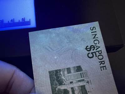 《外钞收藏家》第六百三十一期（五一假期场）（长期征集拍品、欢迎藏友们联系合作） 新加坡鸟版5元全新角不绝 轻微潮+花版5元全新荧光轻微不绝