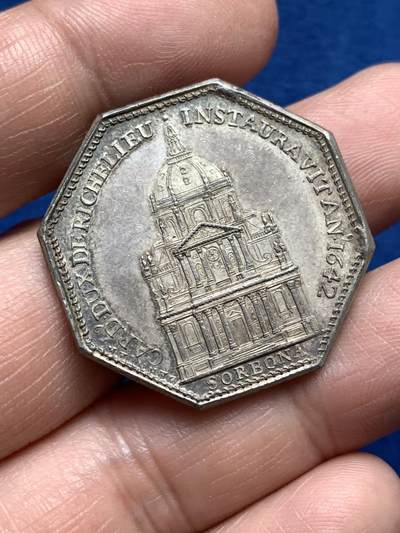 《竞宝斋》第485场 周日，周一，周二 3场连拍 （全场包邮）20级店铺 欢迎送拍 法国红衣主教里舍利厄公爵头像索邦大学成立八角银质代币，13.35g，31.8mm，早期无边铭