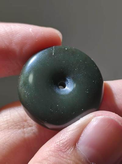 星盘世界钱币 5.2年度精品币大拍 一周年抽奖活动 格尔木蓝调黑青玉平安扣，玉质细腻油润，非常可爱的一枚小平安扣，包和田玉包新疆料原坑无优化支持各大检测机构检测