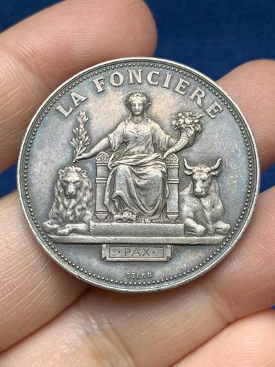 《竞宝斋》第485场 周日，周一，周二 3场连拍 （全场包邮）20级店铺 欢迎送拍 法国人寿保险公司纪念银章，22.15g，36.6mm，丰饶角银标。