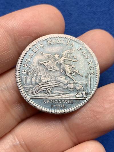 《竞宝斋》第485场 周日，周一，周二 3场连拍 （全场包邮）20级店铺 欢迎送拍 法国  皇家陆军炮兵银质代币 7.45g，29.2mm 铸造时间不确定 材质保证