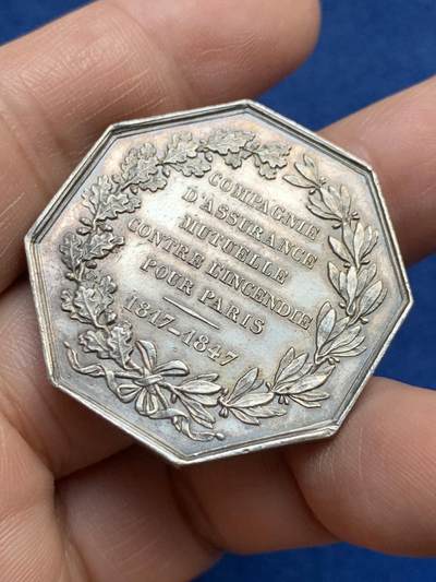 《竞宝斋》第485场 周日，周一，周二 3场连拍 （全场包邮）20级店铺 欢迎送拍 法国巴黎火灾互助保险公司八角银质jeton，23.27g，35.8mm，手指边铭