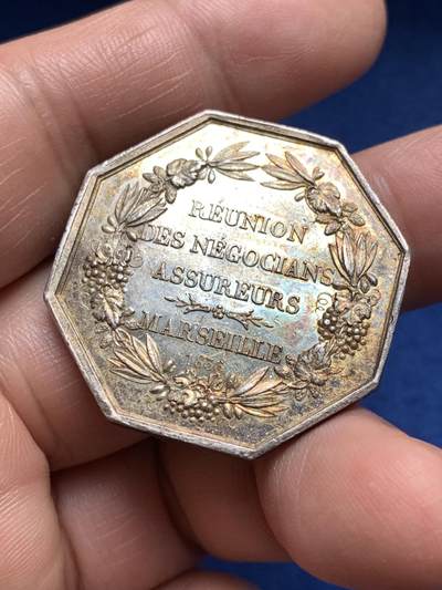 《竞宝斋》第485场 周日，周一，周二 3场连拍 （全场包邮）20级店铺 欢迎送拍 法国马赛保险商会议八角银质代币，19.95g，33.6mm，油灯边铭