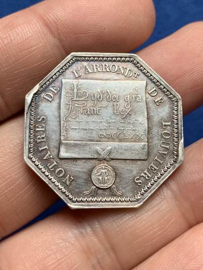 《竞宝斋》第485场 周日，周一，周二 3场连拍 （全场包邮）20级店铺 欢迎送拍 法国圣路易头像卢维耶区公证人八角银质代币，15.47g，31.2mm，蜜蜂边铭