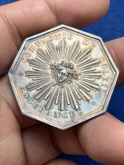 《竞宝斋》第485场 周日，周一，周二 3场连拍 （全场包邮）20级店铺 欢迎送拍 法国太阳保险公司八角银质代币，背面留白，24.84g，36.2mm，蜜蜂边铭