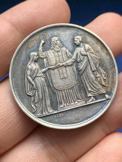 《竞宝斋》第485场 周日，周一，周二 3场连拍 （全场包邮）20级店铺 欢迎送拍 法国1853年结婚纪念银章，22.35g，36.4mm，手指银标，品相不错。