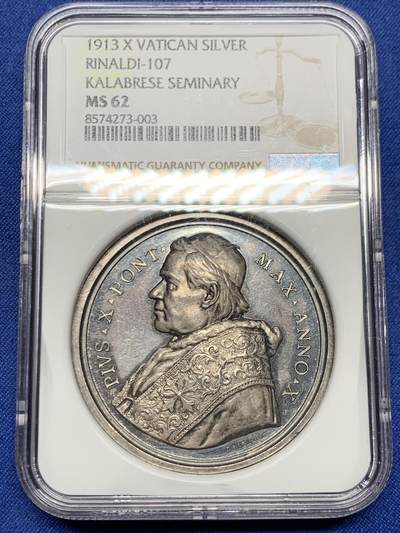 《竞宝斋》第485场 周日，周一，周二 3场连拍 （全场包邮）20级店铺 欢迎送拍 NGC MS62 梵蒂冈1913年教皇庇护十一世“卡拉布里亚神学院”纪念银章，背面拉丁语“ALVMNOS ECCLESIAE CALABRIAE INSTITUENDIS”，译为“为培养卡拉布里亚教会的神职人员