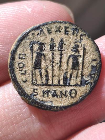 星盘世界钱币 5.2年度精品币大拍 一周年抽奖活动 美品！罗马帝国君士坦丁戎装富力小铜币，士兵护卫军旗，这种沙漠坑皮壳非常受欢迎，底板非常不错