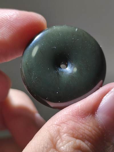 星盘世界钱币 5.2年度精品币大拍 一周年抽奖活动 格尔木蓝调黑青玉平安扣，玉质细腻油润，非常可爱的一枚小平安扣，包和田玉包新疆料原坑无优化支持各大检测机构检测