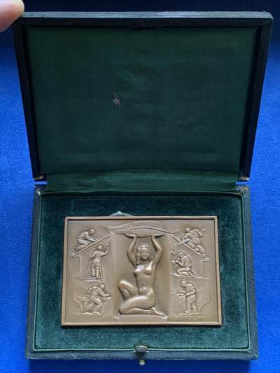 《竞宝斋》第485场 周日，周一，周二 3场连拍 （全场包邮）20级店铺 欢迎送拍 法国国家建筑联合会铜章，带原盒，199.8g，56*81mm，丰饶角边铭