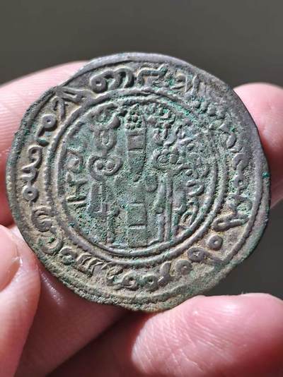 星盘世界钱币 5.2年度精品币大拍 一周年抽奖活动 丝路名品！桑丹（Sandan），乌浒河之主，约公元690–730年德拉克马银币 正面：桑丹身着萨珊风格衣饰，半身像朝右，头戴精美翼形王冠，冠饰带双珠新月纹，顶部饰狮首