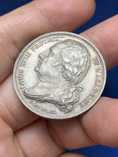 《竞宝斋》第485场 周日，周一，周二 3场连拍 （全场包邮）20级店铺 欢迎送拍 法国路易十八头像皇家学院银质代币，14.3g，32.5mm，早期无边铭