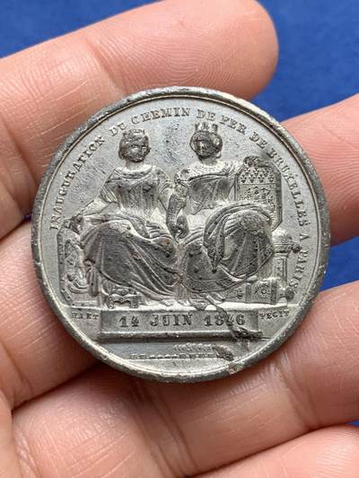 《竞宝斋》第485场 周日，周一，周二 3场连拍 （全场包邮）20级店铺 欢迎送拍 比利时布鲁塞尔-法国巴黎铁路通车纪念锡章，正面是两个国家的国王利奥波德一世与路易·菲利普一世，背后的两个女神手持代表两个地区的徽章盾牌，21g，35.7mm