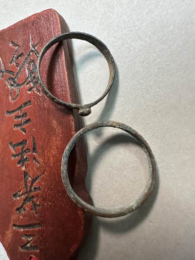 清-民国-建国｜老铜器专场.伍 宋辽契丹范铸素面老铜戒指一对