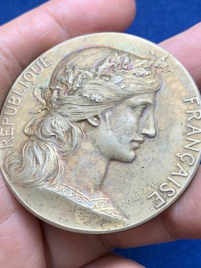 《竞宝斋》第485场 周日，周一，周二 3场连拍 （全场包邮）20级店铺 欢迎送拍 法国由奥恩省议员班萨尔·德布瓦先生赠送的镀金银章，65.1g，50.1mm，丰饶角边铭