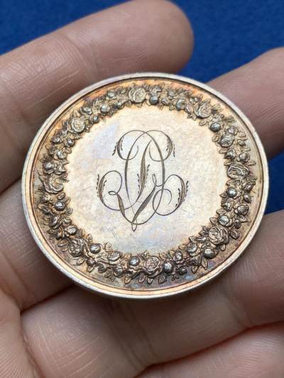 《竞宝斋》第485场 周日，周一，周二 3场连拍 （全场包邮）20级店铺 欢迎送拍 法国1836年结婚纪念银章，24.55g，39.1mm，油灯银标。