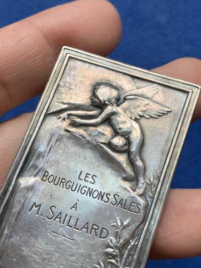 《竞宝斋》第485场 周日，周一，周二 3场连拍 （全场包邮）20级店铺 欢迎送拍 法国《泉》艺术银章，名家D.Dupuis作品，54.45g，66.3×36mm，丰饶角银标，名家经典。