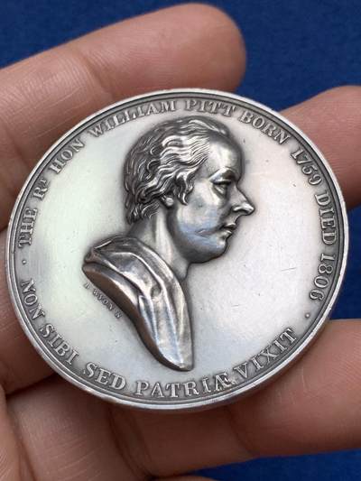 《竞宝斋》第485场 周日，周一，周二 3场连拍 （全场包邮）20级店铺 欢迎送拍 英国B.Wyon 小威廉·皮特纪念银章，超高浮雕，46.1g，44mm，边有磕