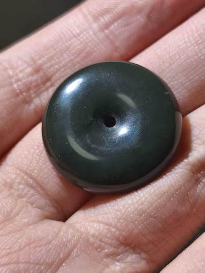 星盘世界钱币 5.2年度精品币大拍 一周年抽奖活动 格尔木蓝调黑青玉平安扣，玉质细腻油润，非常可爱的一枚小平安扣，包和田玉包新疆料原坑无优化支持各大检测机构检测