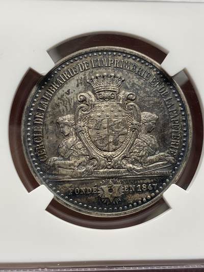 《竞宝斋》第485场 周日，周一，周二 3场连拍 （全场包邮）20级店铺 欢迎送拍 NGC MS63 法国巴黎书商、印刷和文具协会银质代币，书商和印刷商的手臂由狮身人面的格里芬守护