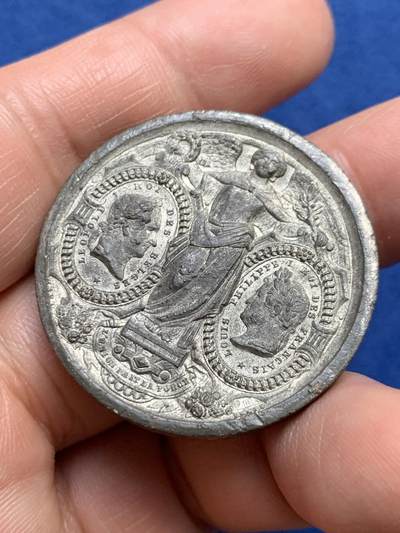 《竞宝斋》第485场 周日，周一，周二 3场连拍 （全场包邮）20级店铺 欢迎送拍 比利时布鲁塞尔-法国巴黎铁路通车纪念锡章，正面是两个国家的国王利奥波德一世与路易·菲利普一世，背后的两个女神手持代表两个地区的徽章盾牌，21g，35.7mm