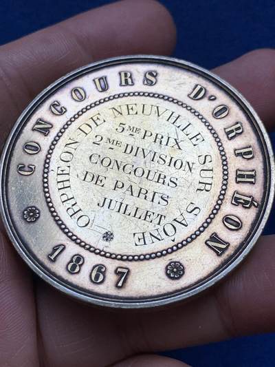 《竞宝斋》第485场 周日，周一，周二 3场连拍 （全场包邮）20级店铺 欢迎送拍 法国拿破仑三世头像巴黎奥菲翁音乐竞赛镀金银章，65.15g，50mm，蜜蜂边铭，边铭处有轻磕