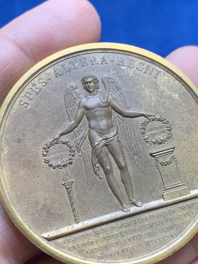 《竞宝斋》第485场 周日，周一，周二 3场连拍 （全场包邮）20级店铺 欢迎送拍 法国纪念贝里公爵（查理十世之子）与那不勒斯的玛丽-卡罗琳的婚礼镀金铜章，52.3g，50mm，1841年以前铜质无边铭