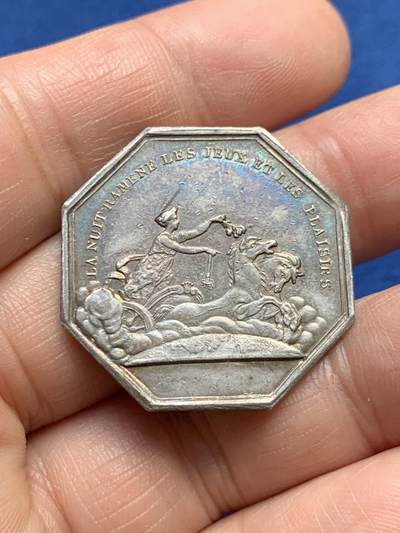 《竞宝斋》第485场 周日，周一，周二 3场连拍 （全场包邮）20级店铺 欢迎送拍 法国双面神亚努斯八角银质代币，“夜晚带来游戏和欢乐”，12.08g，30.1mm，神灯边铭