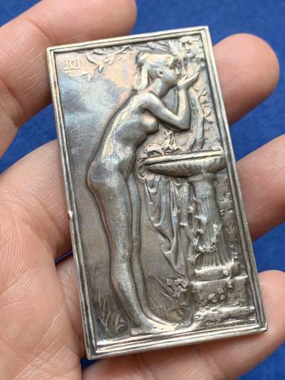 《竞宝斋》第485场 周日，周一，周二 3场连拍 （全场包邮）20级店铺 欢迎送拍 - 法国《泉》艺术银章，名家D.Dupuis作品，54.45g，66.3×36mm，丰饶角银标，名家经典。