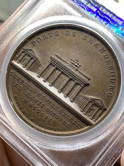 《竞宝斋》第484场 周日，周一，周二 3场连拍 （全场包邮）20级店铺 欢迎送拍 PCGS SP64 亚军分 法国1806年拿破仑进占柏林勃兰登堡门原铸铜章 巴黎造币厂极美巧克力包浆 纪念拿破仑神话版18天攻进柏林 著名的德意志象征细节刻画细腻 珍稀品种 仅一枚65分更高 加厚盒