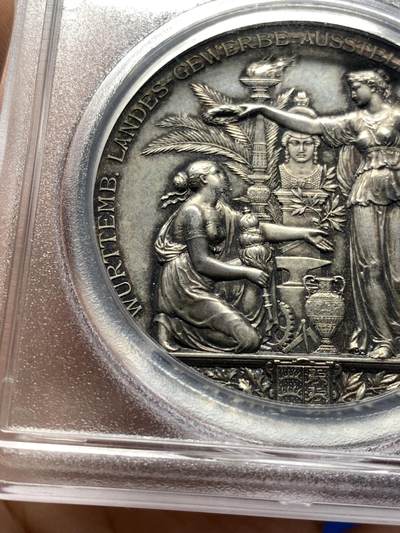 《竞宝斋》第484场 周日，周一，周二 3场连拍 （全场包邮）20级店铺 欢迎送拍 PCGS SP62 德国1881年符腾堡卡尔一世45mm大银章，镜面底板。此章为宫廷雕刻大师卡尔·施文策巅峰代表作，更是19世纪德国人像写实雕刻艺术的高峰。人像中眉骨细节表现尤为震撼，将卡尔一世国王的威严霸气表现得淋漓尽致，值得珍藏。亚军分，更高分仅一枚，评级数仅2枚入盒。加厚盒