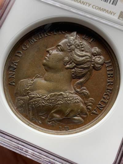 《竞宝斋》第484场 周日，周一，周二 3场连拍 （全场包邮）20级店铺 欢迎送拍 NGC MS63BN 英国1731年安妮女王逝世纪念大铜章，巧克力底板，高浮雕，雕刻细腻生动。稀少的英系早期大铜章，安妮女王头像的任何早期原铸都少见，63分首拍品种。加厚盒装