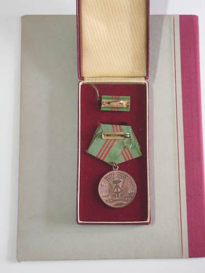 韵星假日军品类拍卖第56期  -- Rimey Holidays Militaria Auction 56 民主德国铜级内务部武装力量忠诚服务奖章带证带原盒略 极早期无国徽版本