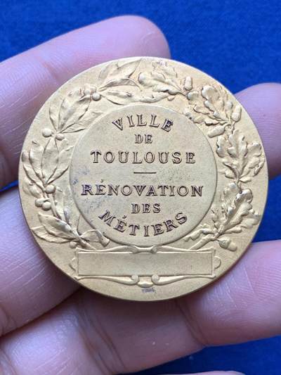 《竞宝斋》第484场 周日，周一，周二 3场连拍 （全场包邮）20级店铺 欢迎送拍 法国图卢兹市行业复兴纪念镀金铜章 30.5克 41.1mm 三角铜标