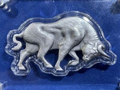 《竞宝斋》第484场 周日，周一，周二 3场连拍 （全场包邮）20级店铺 欢迎送拍 乍得2021年牛与熊系列-牛（象征股市）5000中非法郎高浮雕仿古异形银币 1盎司 999银 发行量2500枚 盒证全（盒即证）