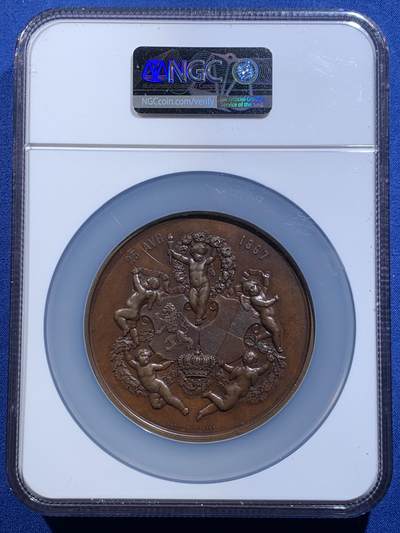 《竞宝斋》第484场 周日，周一，周二 3场连拍 （全场包邮）20级店铺 欢迎送拍 NGC MS62 1867年原铸比利时王子菲利普王室主题婚礼纪念超大铜章，顶级章牌师 Wienner制造雕刻，该章是由比利时王室委托Wiener工坊铸造，仅用于馈赠王室成员，外交使节及贵族，是重要王室纪念章牌。双面高浮雕，正面菲利普与玛丽，背面五位丘比特天使，分别象征爱情、祝福、丰收等寓意，顶部天使手持花环加冕文章。直径75mm 加大盒+超厚盒，重181g